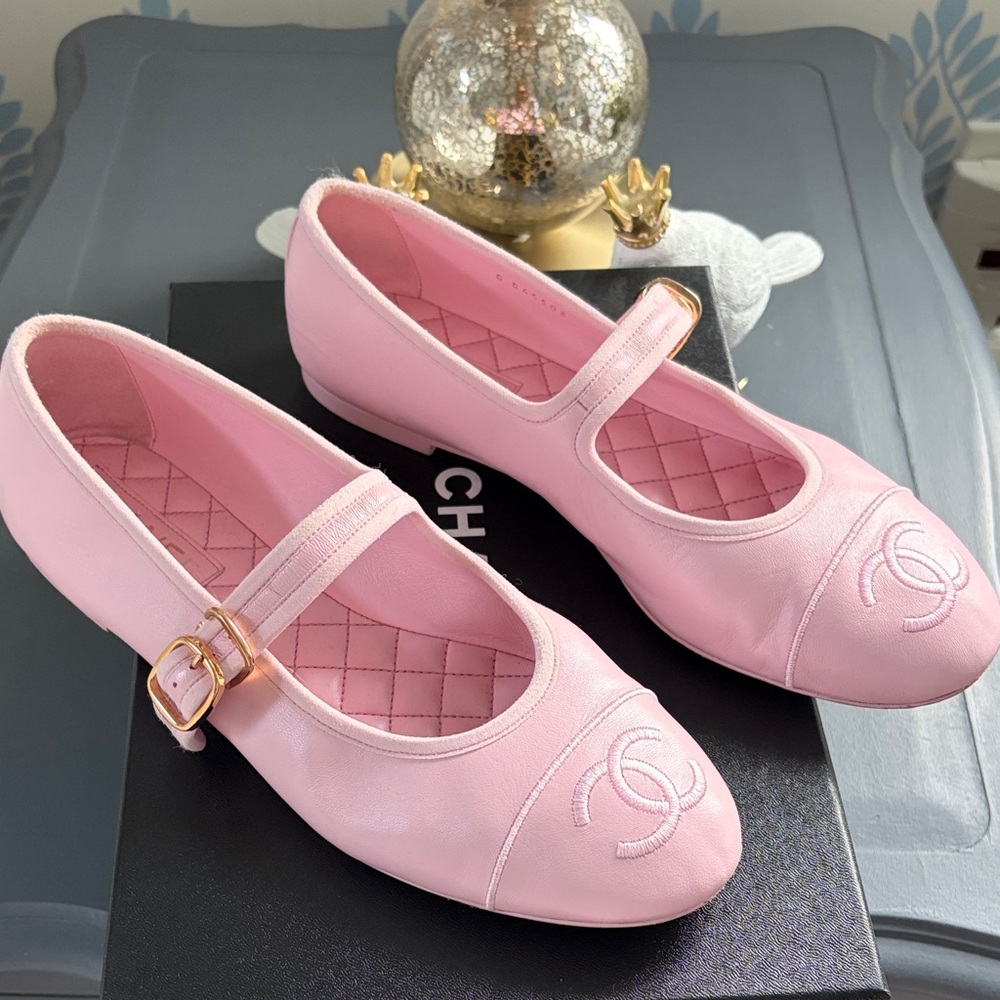 CHANEL light Pink Leather Mary Jane ballet flats with CC Logo size 40